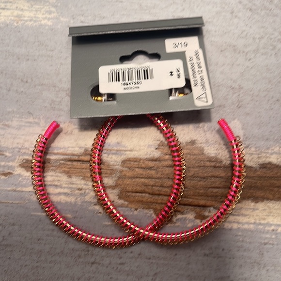 EXPRESS Big Pink/Gold Hoop Earrings NWT - Picture 4 of 4
